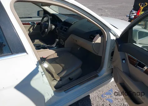 2011 Mercedes-Benz C 300 Luxury/Sport из США, поврежденный, VIN WDDGF5EB1BA468679